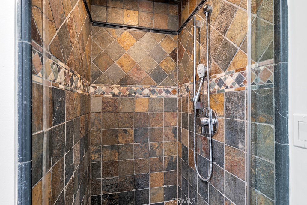 https://media.crmls.org/medias/f91516e8-a3e3-4438-8dd3-cc6ce0796d71.jpg?preset=X-Large