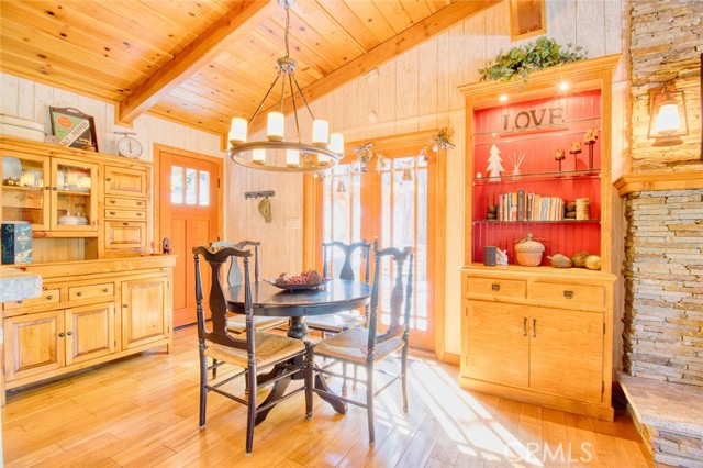 5475 Acorn Trail, Wrightwood CA: https://media.crmls.org/medias/f915ccc3-f37f-4ad5-83e3-081769980cc9.jpg
