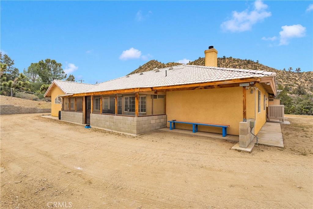 https://media.crmls.org/medias/f91771f3-7d65-4164-bf08-582a2d031408.jpg?preset=X-Large