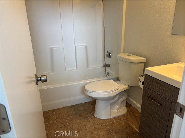 Detail Gallery Image 7 of 10 For 2501 Florida St #2,  Huntington Beach,  CA 92648 - 2 Beds | 2/1 Baths