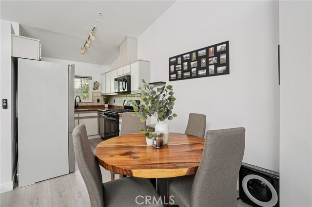 Detail Gallery Image 8 of 24 For 11377 Osborne Pl #13,  Sylmar,  CA 91342 - 2 Beds | 2/1 Baths