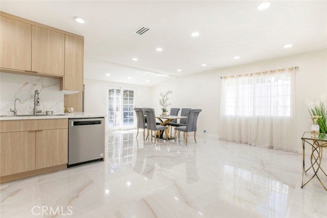 Detail Gallery Image 8 of 47 For 11063 White Oak Ave, Granada Hills,  CA 91344 - 3 Beds | 2 Baths