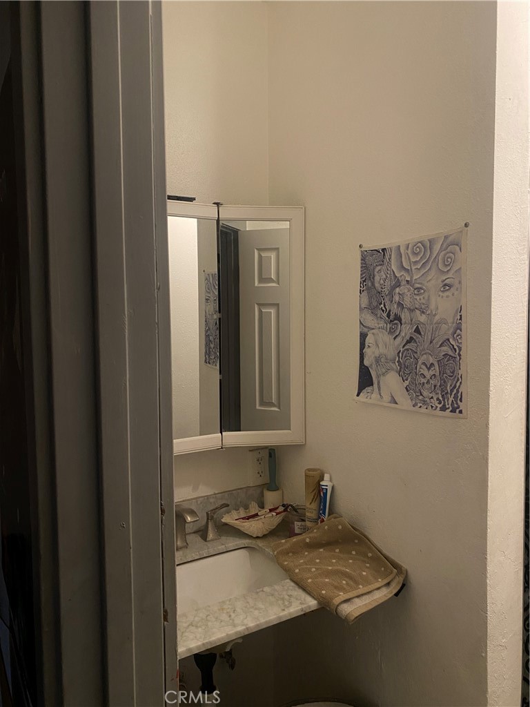 https://media.crmls.org/medias/f9211799-a3b7-47a1-ae41-ef794af31f90.jpg?preset=X-Large
