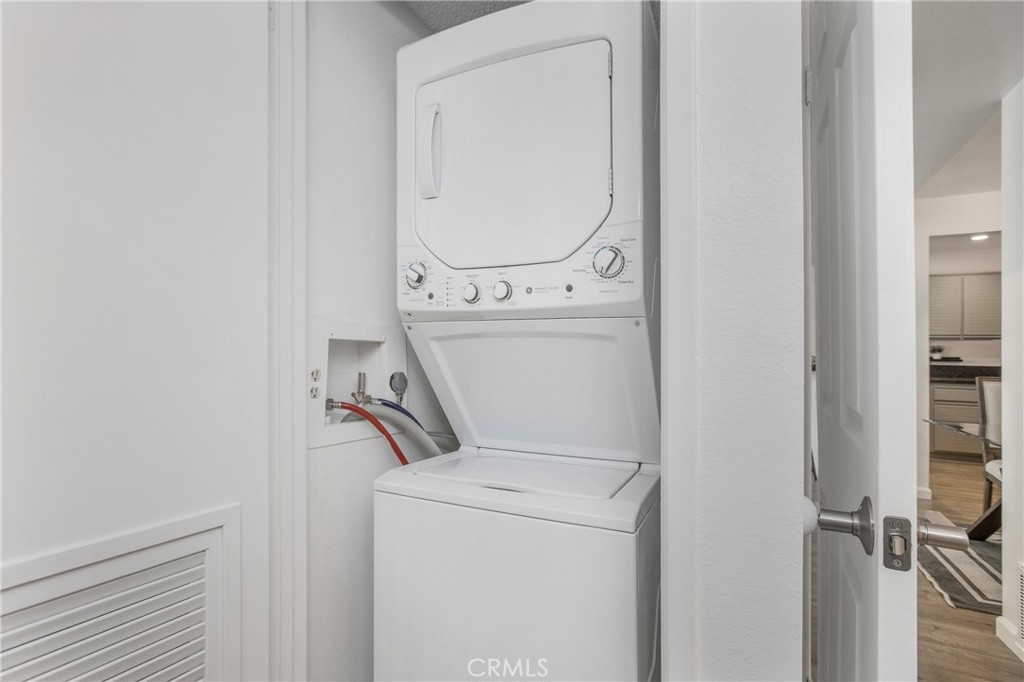 https://media.crmls.org/medias/f925a9f4-7b8d-4044-ae61-ff9e519bf0ea.jpg?preset=X-Large