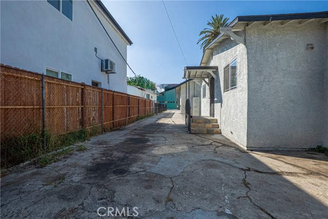 201 W 75th Street, Los Angeles CA: https://media.crmls.org/medias/f9273a69-847e-4fbd-9e10-4592c1a1c55d.jpg