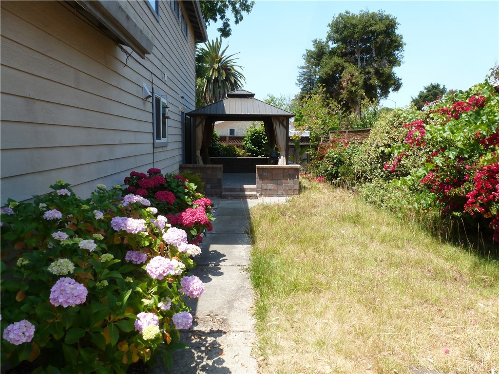 https://media.crmls.org/medias/f9285695-2e8f-42a1-bb2a-5d3527195125.jpg?preset=X-Large
