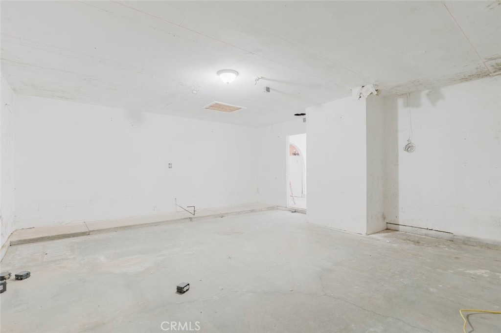 https://media.crmls.org/medias/f9290542-a5de-4fe5-b5a4-ccd6524cf30c.jpg?preset=X-Large