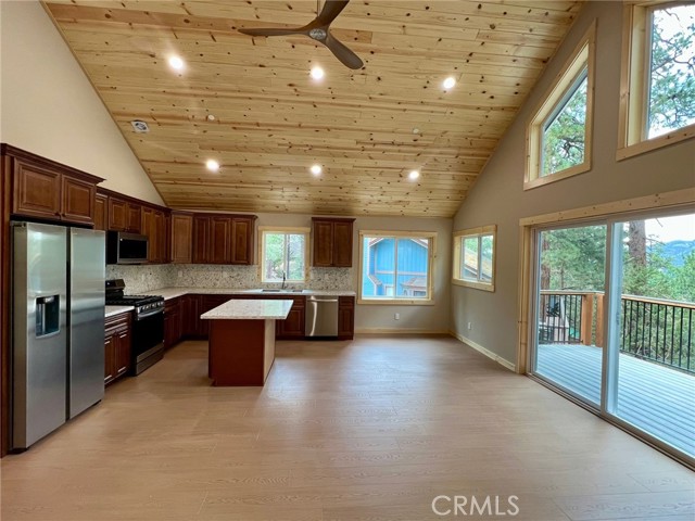 810 Villa Grove Avenue, Big Bear City CA: https://media.crmls.org/medias/f92c6d91-56a6-4038-86c7-76ae432e63df.jpg