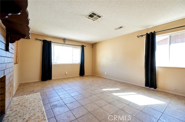 Detail Gallery Image 5 of 24 For 6934 Rogers Ln, San Bernardino,  CA 92404 - 4 Beds | 2 Baths