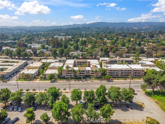 17000 Burbank Boulevard, Encino CA: https://media.crmls.org/medias/f92fd6f2-ae63-43f8-892c-458f933a490d.jpg
