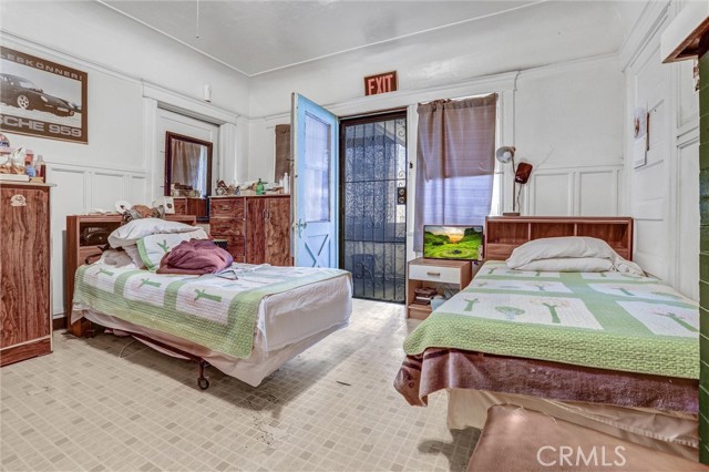 1470 W Adams Boulevard, Los Angeles CA: https://media.crmls.org/medias/f9300fc7-a951-4666-a6fa-9e1ef293de56.jpg
