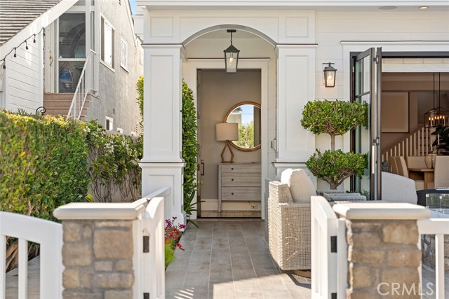515 Narcissus Avenue, Corona del Mar CA: https://media.crmls.org/medias/f9320bf7-74f7-406e-a56b-081371269202.jpg