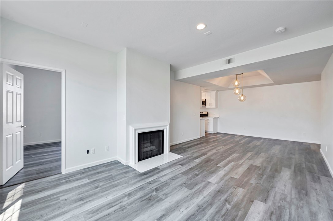 Detail Gallery Image 3 of 21 For 5051 Rosewood Ave #205,  Los Angeles,  CA 90004 - 2 Beds | 2 Baths