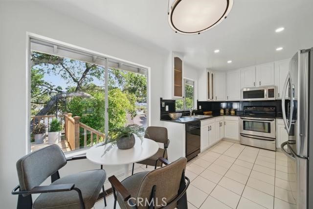 Detail Gallery Image 9 of 34 For 1406 Cedarwood, San Mateo,  CA 94403 - 4 Beds | 2/1 Baths