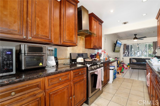 7545 White Oak Avenue, Reseda CA: https://media.crmls.org/medias/f9388b28-6e20-45dd-9fed-0490a7c5e7cc.jpg