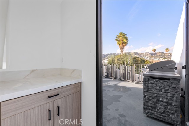 Detail Gallery Image 10 of 17 For 528 N Flores St #101,  West Hollywood,  CA 90048 - 2 Beds | 2/1 Baths