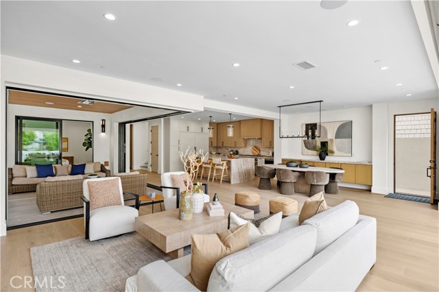 516 Larkspur Avenue, Corona del Mar CA: https://media.crmls.org/medias/f93ba323-534b-4538-9015-804c3782ae02.jpg