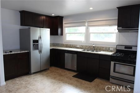 Detail Gallery Image 3 of 11 For 145 N Lincoln Ave #B,  Fullerton,  CA 92831 - 2 Beds | 2 Baths