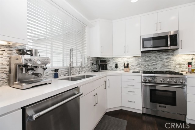 Detail Gallery Image 10 of 36 For 19545 Calvert St, Tarzana,  CA 91335 - 5 Beds | 2/1 Baths