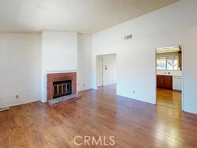 https://media.crmls.org/medias/f9430e82-ec8d-4b1f-96b5-ce9d0dacf8eb.jpg?preset=X-Large