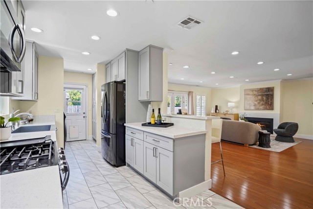 6475 Randi Avenue, Woodland Hills CA: https://media.crmls.org/medias/f94564d1-c2ae-4c0d-ac23-4d83932fd08a.jpg