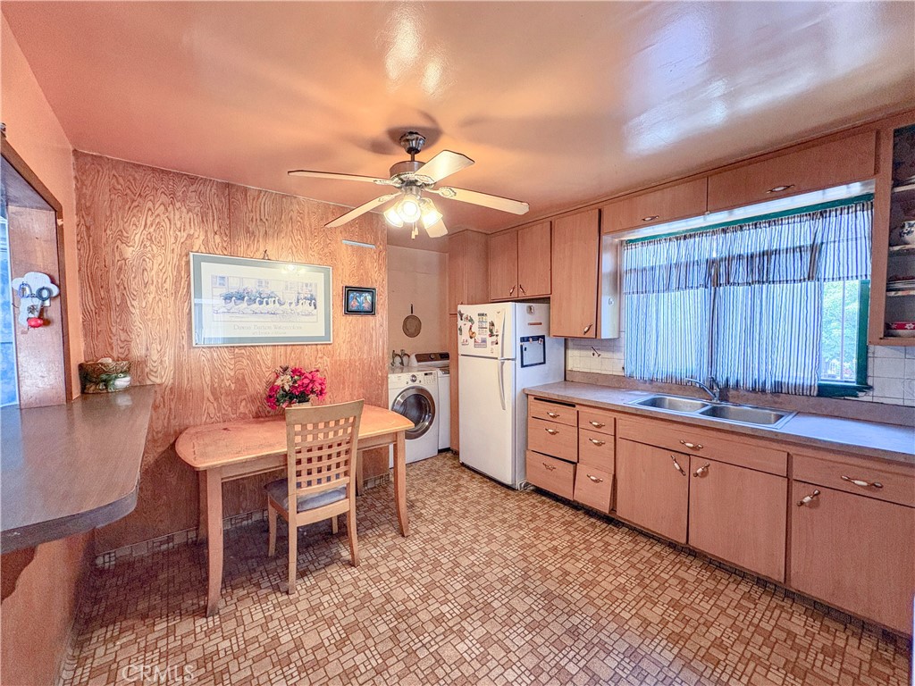 https://media.crmls.org/medias/f946b7c7-8bf1-4c11-a192-a1e599f6aa83.jpg?preset=X-Large