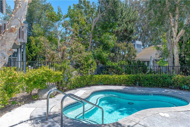 20251 Cape Coral Lane, Huntington Beach CA: https://media.crmls.org/medias/f947cae4-0d1a-4a09-ab3b-bffa113ed847.jpg