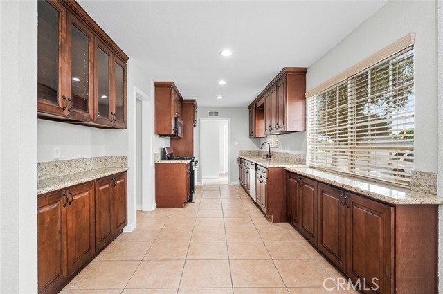 1302 N San Antonio Avenue, Upland CA: https://media.crmls.org/medias/f9491f25-94dc-4c66-855d-20ebc1c4b706.jpg