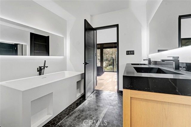 Detail Gallery Image 27 of 34 For 1782 Viewmont Dr, Los Angeles,  CA 90069 - 3 Beds | 4/1 Baths