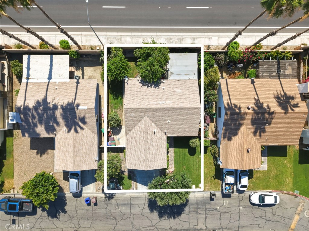 https://media.crmls.org/medias/f94a518b-da91-478b-8126-f376df8e538c.jpg?preset=X-Large