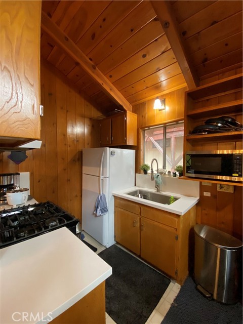 Detail Gallery Image 8 of 27 For 558 Rose Ln, Twin Peaks,  CA 92391 - 3 Beds | 2/1 Baths