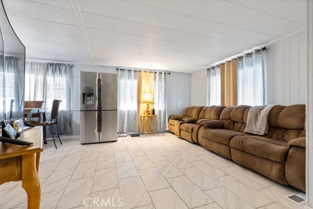 Detail Gallery Image 10 of 12 For 216 Vivian Ln, Bakersfield,  CA 93308 - 3 Beds | 2 Baths