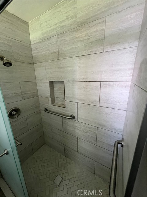 Detail Gallery Image 4 of 10 For 150 E Lakeshore Dr, Lake Elsinore,  CA 92530 - 2 Beds | 1/1 Baths