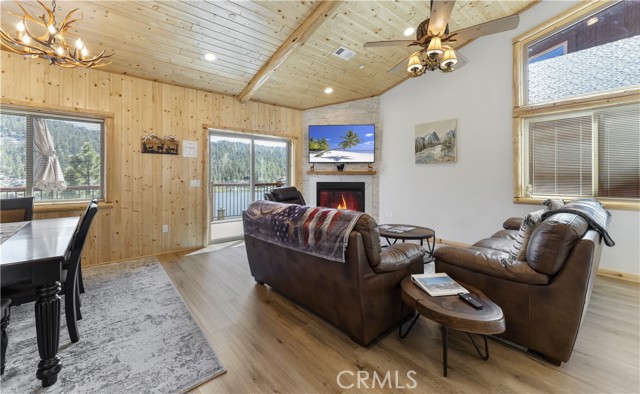 Detail Gallery Image 8 of 31 For 39033 Bayview Ln, Big Bear Lake,  CA 92315 - 5 Beds | 3 Baths