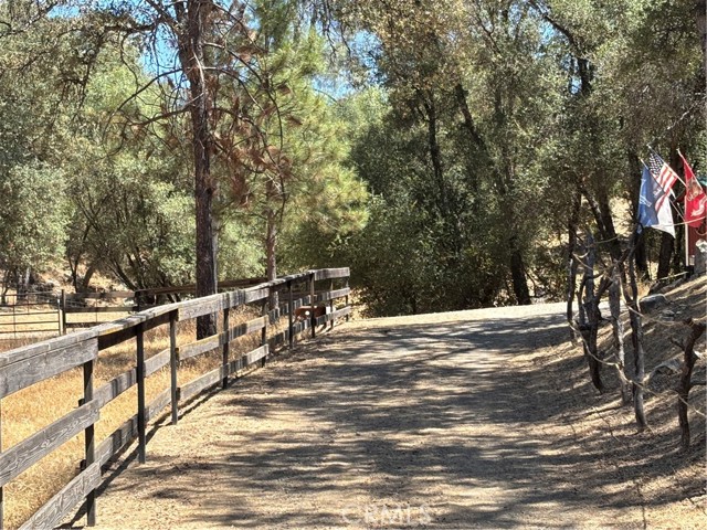 4060 Indian Peak Road, Mariposa CA: https://media.crmls.org/medias/f95778bc-6a22-4017-99b9-ca464112e161.jpg