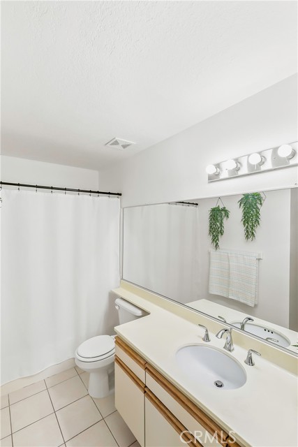 Detail Gallery Image 17 of 27 For 27646 Susan Beth Way #G,  Saugus,  CA 91350 - 2 Beds | 2 Baths