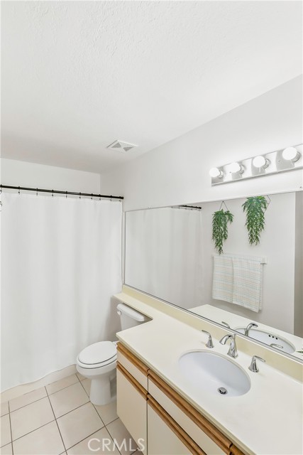 Detail Gallery Image 17 of 27 For 27646 Susan Beth Way #G,  Saugus,  CA 91350 - 2 Beds | 2 Baths