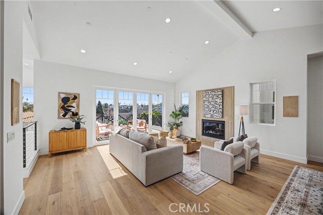 Detail Gallery Image 4 of 33 For 2205 Marshalfield a,  Redondo Beach,  CA 90278 - 4 Beds | 3/1 Baths