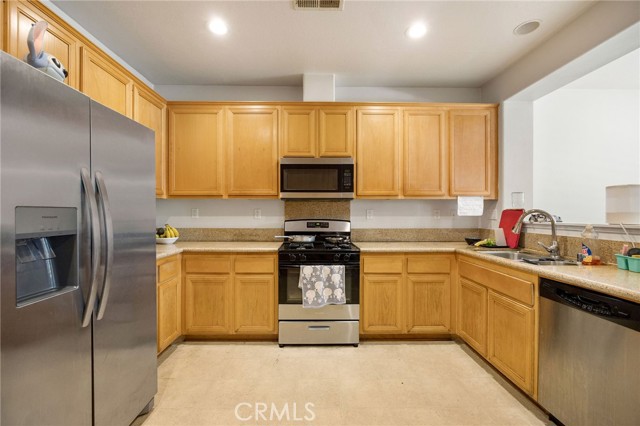 Detail Gallery Image 8 of 16 For 26279 Iris Ave #E,  Moreno Valley,  CA 92555 - 3 Beds | 2 Baths