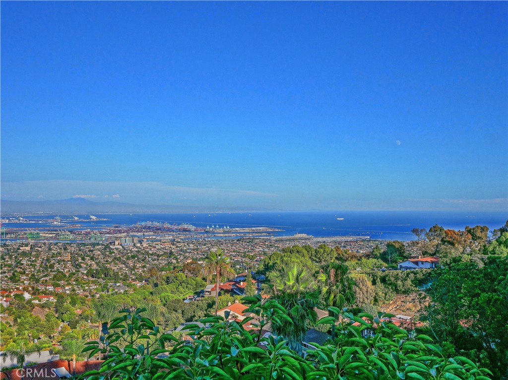 https://media.crmls.org/medias/f960aa57-9b93-4e0a-8b5c-6f1803fc13ca.jpg?preset=X-Large