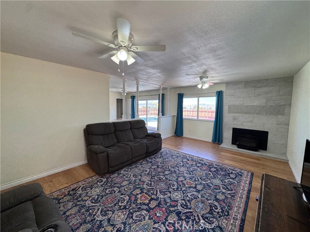 417 Fenoak Drive, Barstow CA: https://media.crmls.org/medias/f961bd11-cff6-4269-8614-26ecd66a5c00.jpg