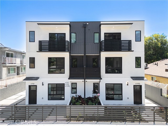 Detail Gallery Image 1 of 35 For 6700 Kester Ave, Van Nuys,  CA 91405 - 5 Beds | 4 Baths