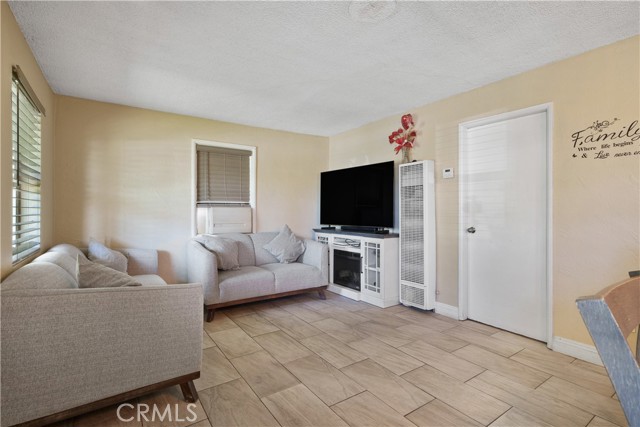 Detail Gallery Image 4 of 25 For 1625 N J St, San Bernardino,  CA 92411 - 3 Beds | 1 Baths