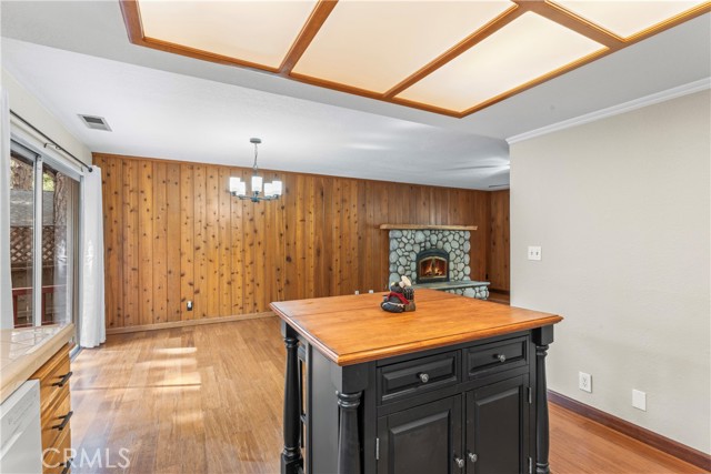 1381 Blackfoot W Trail, Lake Arrowhead CA: https://media.crmls.org/medias/f967c7a0-1c8e-46f6-97e6-9cda1e32b4cf.jpg
