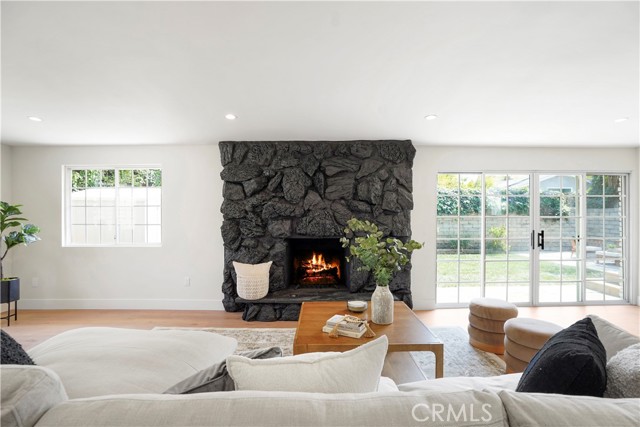 Detail Gallery Image 3 of 46 For 18324 Sylvan St, Tarzana,  CA 91335 - 4 Beds | 2 Baths