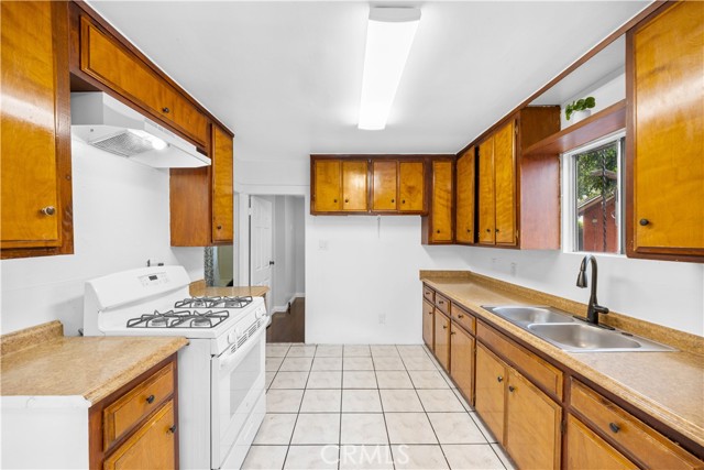 157 E 70th Street, Los Angeles CA: https://media.crmls.org/medias/f969a17d-47c6-45d7-ab4a-77acb0522e8e.jpg