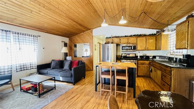 Detail Gallery Image 5 of 44 For 921 Wendy Ave, Big Bear City,  CA 92314 - 2 Beds | 2 Baths