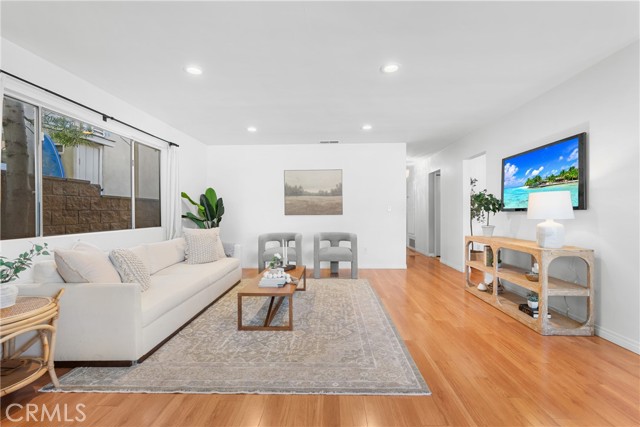 Detail Gallery Image 2 of 50 For 586 36th, Manhattan Beach,  CA 90266 - 3 Beds | 2 Baths