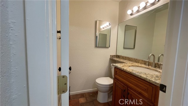 Detail Gallery Image 5 of 11 For 809 Creekside Dr #35,  Fullerton,  CA 92833 - 2 Beds | 2/1 Baths