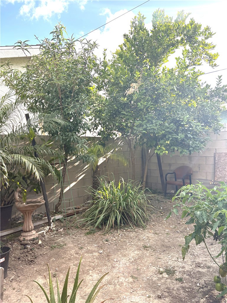 https://media.crmls.org/medias/f96e6d3a-066d-4c60-8bcb-339ab8c66bda.jpg?preset=X-Large